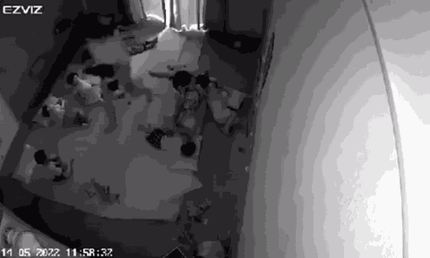 Xôn xao giáo viên mầm non trùm đầu học sinh bằng túi nilon rồi đánh liên tiếp