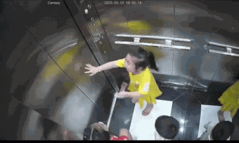 Clip: 3 đứa trẻ mắc kẹt trong thang máy gào khóc thảm thiết, camera chỉ ra lỗi sai của người lớn