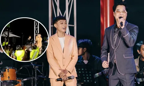 Hồ Văn Cường có hành động ghi điểm khi bị FC nắm tay chặt mãi không buông