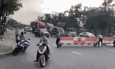 Xôn xao clip bảo vệ KĐT Phú Mỹ Hưng kéo barie chặn đường, bắt 2 tên cướp như phim hành động