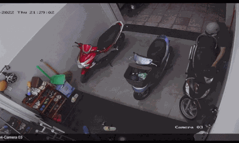 Clip: Kẻ gian đột nhập vào nhà dân, 'nhảy' chiếc SH trăm triệu chỉ trong 'chớp mắt'