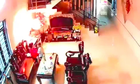 Hai em nhỏ nô đùa cạnh chiếc điện thoại đang sạc, những giây sau đó gây thót tim