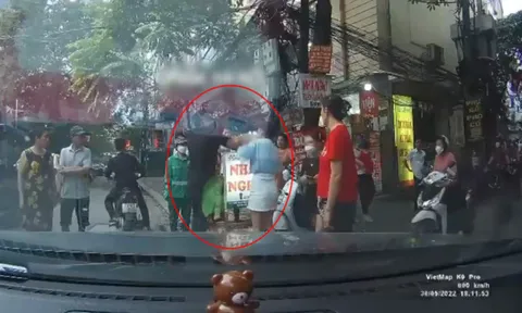 Va chạm giao thông, người phụ nữ gọi hai gã đàn ông to cao ra đánh tát tới tấp một cô gái