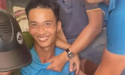 Triệu Quân Sự sau khi trốn trại mua 2 cốc chè, chủ động trả lại tiền thừa và chào hỏi rồi mới rời đi