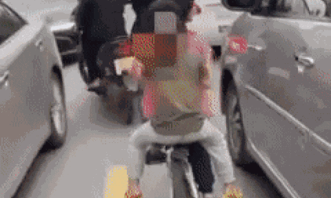 Clip: 'Nín thở' xem 'tài xế nhí' trổ tài lạng lạch giữa dòng xe đông đúc trên đường