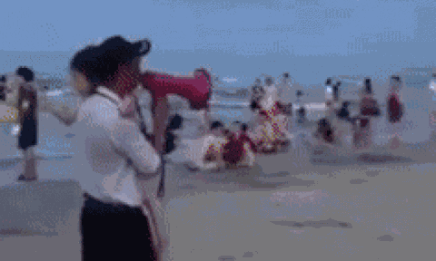 Clip: Chú bảo vệ bế cháu bé 4 tuổi, vác loa đi dọc bãi biển Đà Nẵng tìm cha mẹ thất lạc