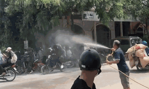 Thấy nhóm học sinh sắp lao vào hỗn chiến, bác trai liền xuất chiêu 'độc' giải tán đám đông