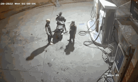 Ghé tiệm xăng đổ đầy bình, đôi nam thanh nữ tú có màn phối kết hợp 'ăn quỵt' trắng trợn