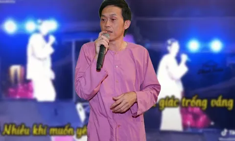 Xuất hiện clip Hoài Linh hát sai lời bản hit 'Ai chung tình được mãi' trên sân khấu hội chợ