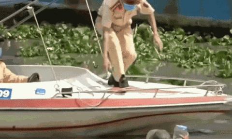 Cảm động khoảng khắc cảnh sát phi thuyền cứu người đàn ông mắc kẹt giữa dòng nước chảy xiết