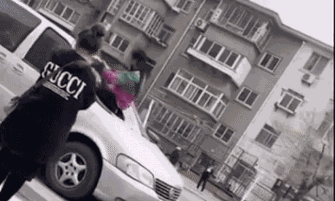 Bắt quả tang chồng 'đi đu đưa' với 'tiểu tam', vợ đạp vỡ nát kính chắn gió ô tô 'xử gọn' bồ nhí