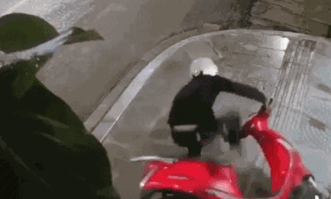 Clip: Dở khóc dở cười trước pha trộm xe máy siêu cồng kềnh khiến ai nhìn cũng phải sốt ruột thay