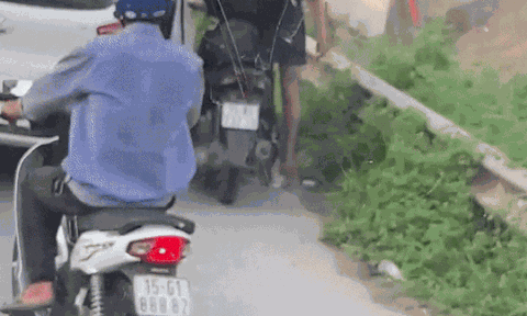 Clip: Bức xúc cảnh cặp đôi đi xe ô tô chặn đầu, tát cô gái chạy xe máy sưng tím mặt sau va chạm nhẹ