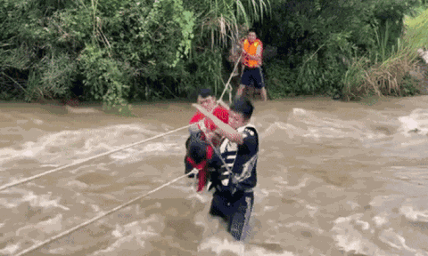 'Nín thở' theo dõi cảnh sát đu dây vượt dòng suối chảy siết giải cứu 6 người mắc kẹt khi đi dã ngoại