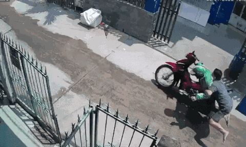 Clip: Đạo chích vào hẻm nhỏ trộm cắp xe máy không ngờ nhận lại những cú đòn 'trời giáng'