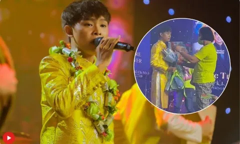 Phản ứng của Hồ Văn Cường khi được khán giả liên tục tặng hoa, tiền trên sân khấu