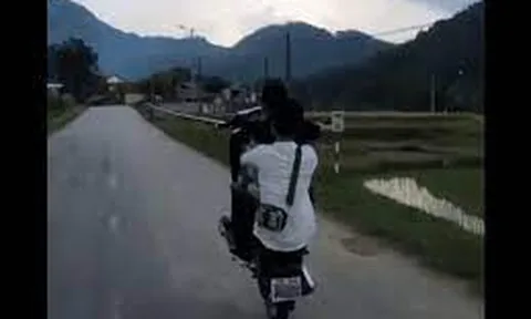 Clip: Hai thanh niên thể hiện bốc đầu và cái kết lao đầu xuống ruộng