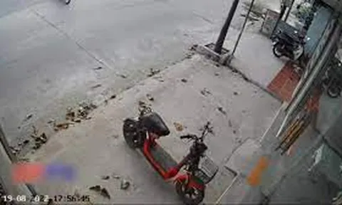 Clip: "Choáng váng" hai thanh niên mất lái, đâm xe máy thẳng vào quán cắt tóc