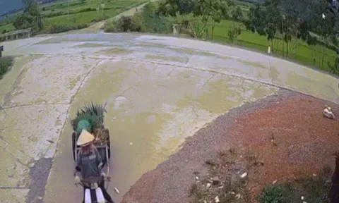 Clip: Bán tải phóng nhanh, drift ôm cua bất thành lao xuống kênh