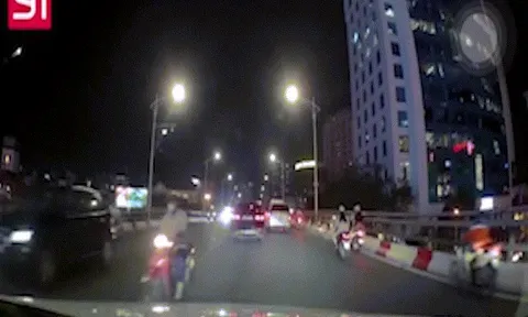 Clip: Xe máy vượt ẩu, phi giữa hai ô tô trên cầu và lộn nhào 360 độ