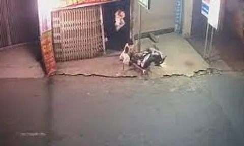 Clip: Cô gái chở bạn trai trên xe máy, đâm trực diện cửa kéo cực mạnh