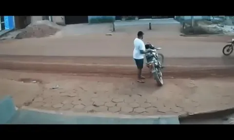 Clip: Vì mải ngắm gái mà người đàn ông thoát hiểm trong gang tấc