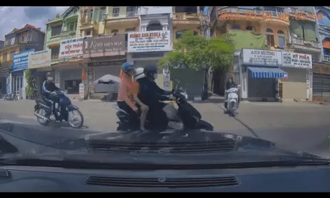 Clip: Xe máy phóng nhanh va quệt xe đang sang đường, lao thẳng vào đầu ô tô