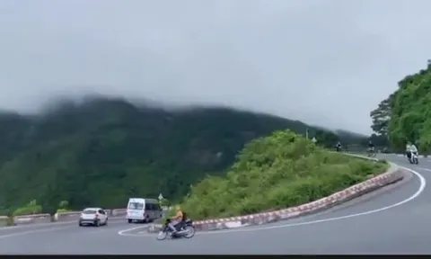 Clip: Xe máy đổ đèo bất cẩn, người bay qua dải phân cách cứng