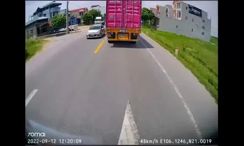 Clip: Xe tải lấn làn va chạm với xe container ngược chiều bị móp đầu