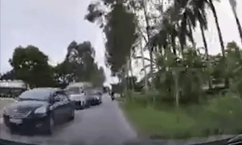 Clip: Xe máy vượt ẩu gặp ô tô ngược chiều giật mình lao thẳng xuống mương
