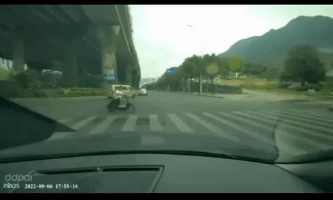 Clip: Xe máy sang đường cắt đầu ô tô khuất tầm nhìn nhận ngay cái kết