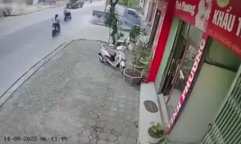 Clip: Pha lùi xe nhanh như tên bắn, xe tải húc bay xe bán tải