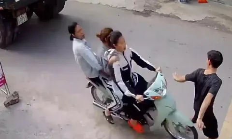 Clip: Dở khóc dở cười, thanh niên đi bộ bị 3 cô gái húc bay lên xe máy
