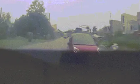 Clip: Vượt ẩu, xe con va chạm liên hoàn với xe tải và container