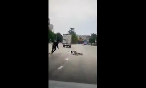 Clip: "Trẻ trâu" phóng nhanh lạng lách, xe máy trượt ngã ngay đầu ô tô