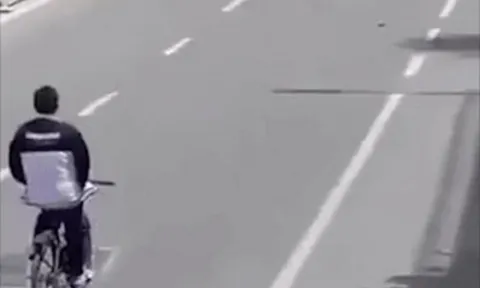 Clip: Thả hai tay không kịp xử lý, xe đạp đâm thẳng vào đuôi xe ô tô