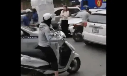 Clip: Bức xúc vì giao thông lộn xộn, cô gái tây chặn đầu xe ô tô
