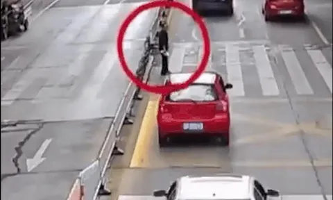 Clip: Màn sang đường khiến cả người đi bộ và tài xế đều ôm hận