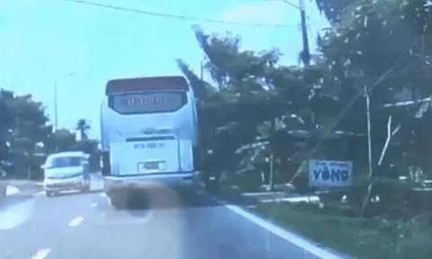 Clip: Xe máy cố vượt phải xe khách nhận ngay cái kết nhớ đời