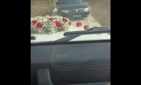 Clip: Lùi xe nhường đường cho xe hoa, chủ xe khóc thét với cái kết