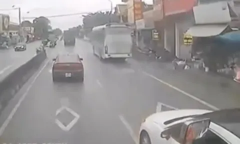 Clip: Xe con nhận kết đắng khi len lỏi, tạt đầu container