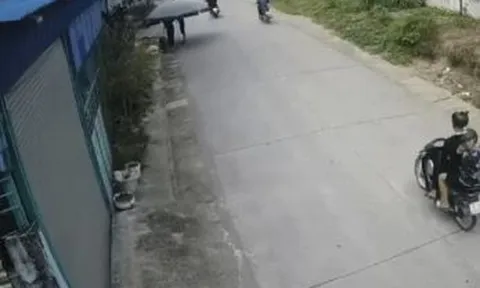 Clip: Học sinh 'đầu trần' chạy xe máy với tốc độ cao gây tai nạn