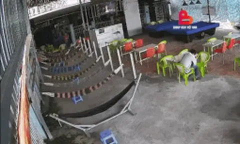 Clip: Ông chú giật mình "thủ thế" khi xe máy bất ngờ lao vào quán