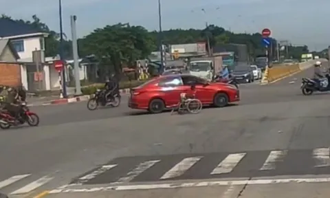 Clip: Hình ảnh ấm lòng của tài xế ô tô được khen ngợi rần rần