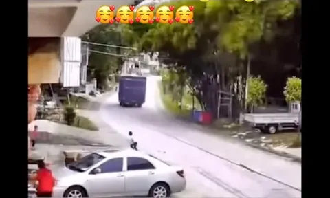 Clip: Tài xế xe tải đánh lái cực đỉnh cứu sống bé gái chạy ngang đường