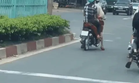 Clip: Trẻ trâu thể hiện bốc đầu xe ga khi đứng chờ đèn đỏ và cái kết