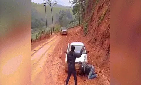 Clip: Hú vía thoát nạn trong gang tấc khi gặp đường bùn lầy