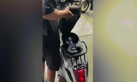 Clip: Một công đôi việc, thanh niên dùng cốp xe máy "ướp lạnh bia"