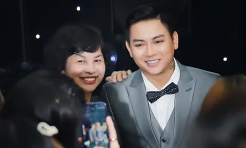 Xôn xao clip Hoài Lâm bị khán giả 'bao vây' khi biểu diễn tại sân khấu miền Tây