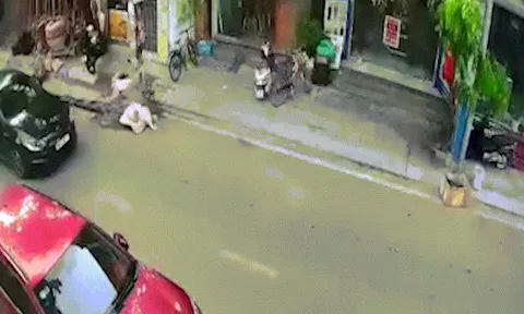 Clip: Hãi hùng xe máy lao vào "tử thần" ở dưới lòng đường